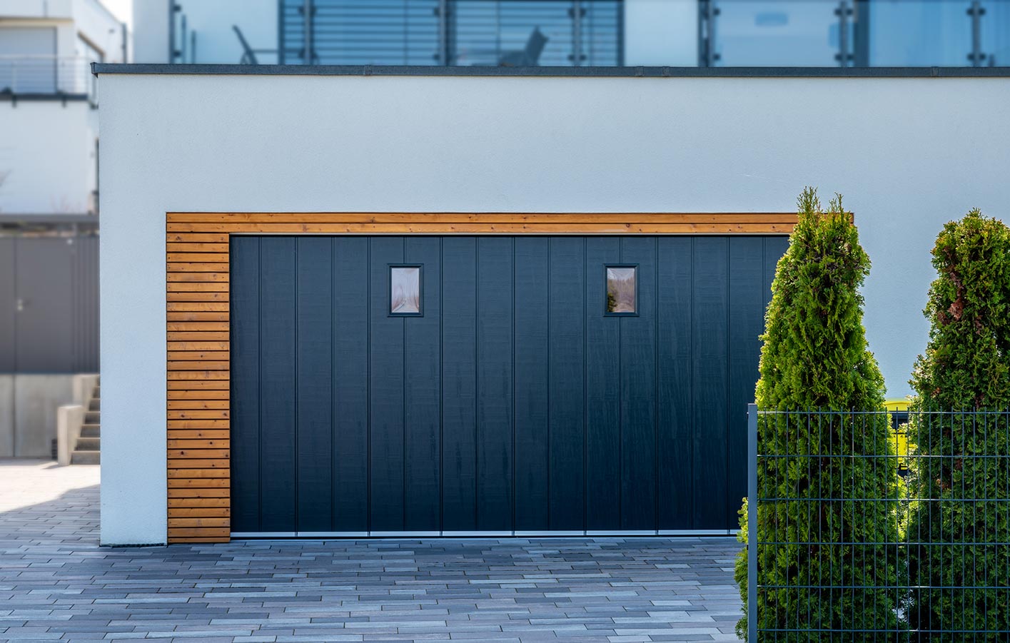 Garage - Fassadenverkleidung aus Holz - die Rhombusfassade moderne Garage teilweise mit Holz Fassadenverkleidung