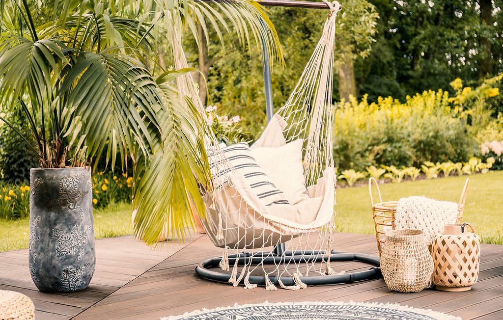 Ansicht einer romantischen Terrasse im Grünen